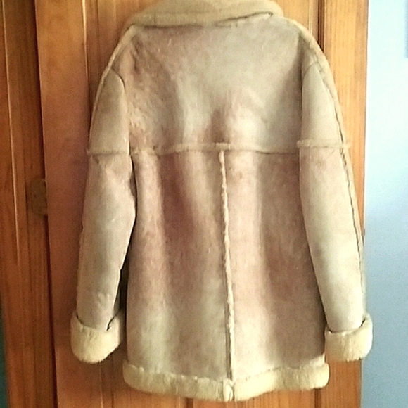 ..PLUSH  SHEEPSKIN..     COAT  ...  VINTAGE. ..MAKE A OFFER.. - Picture 2 of 4